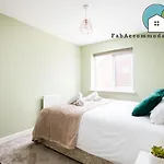 Large 3Bed-Parking & Garden-By Fabaccommodation