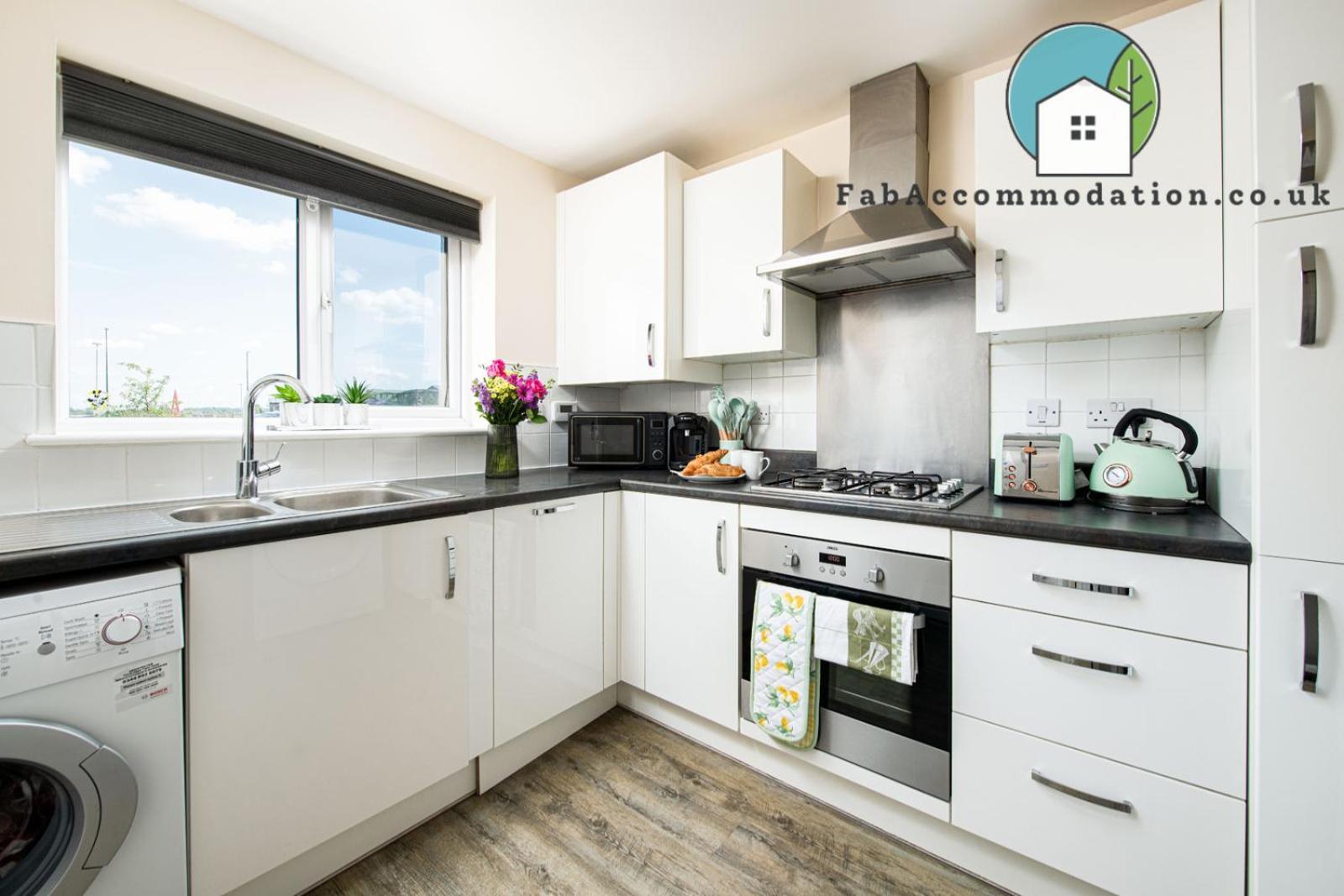 Large 3bed-parking & Garden-by Fabaccommodation * Bristol
