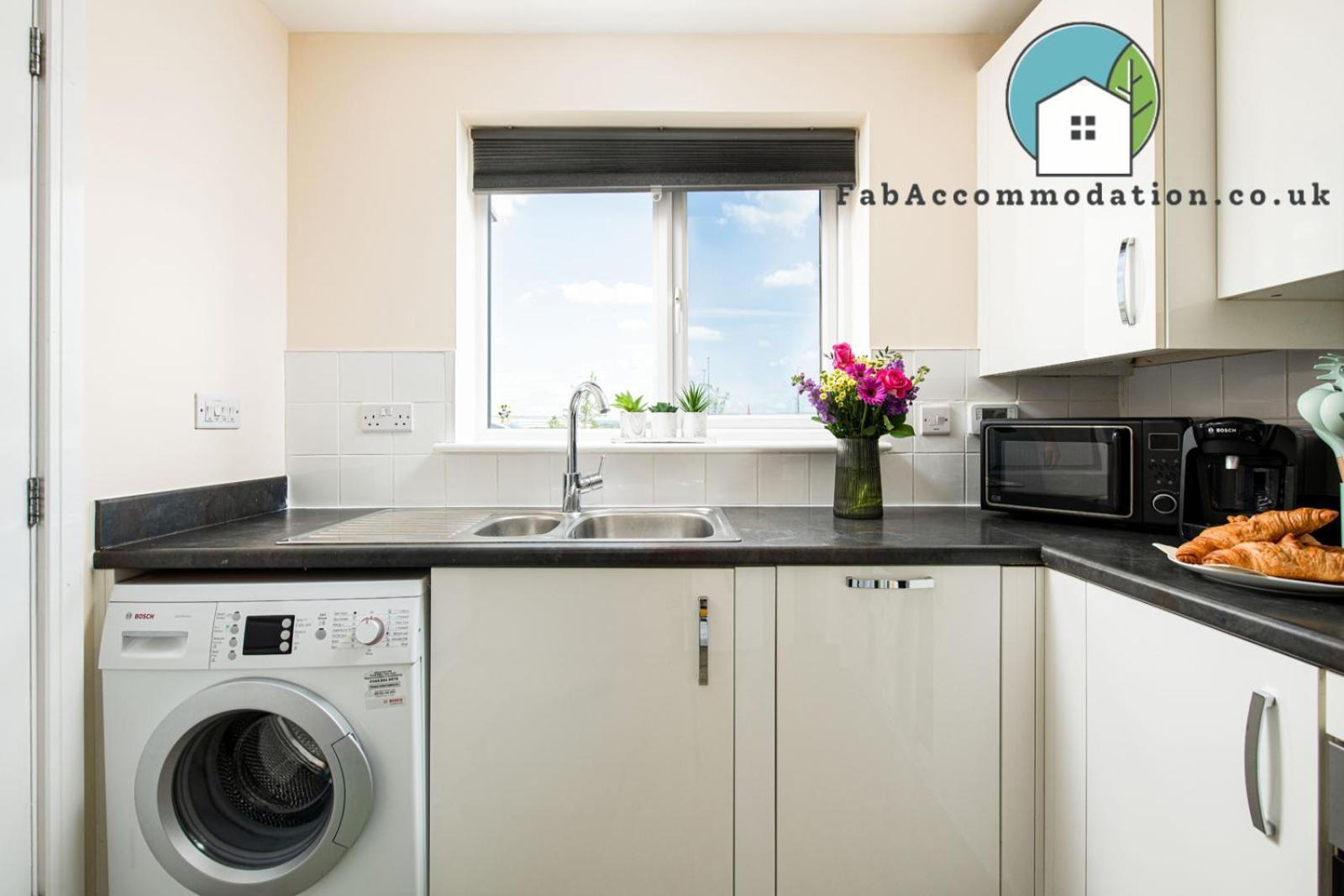 Holiday home Large 3bed-parking & Garden-by Fabaccommodation