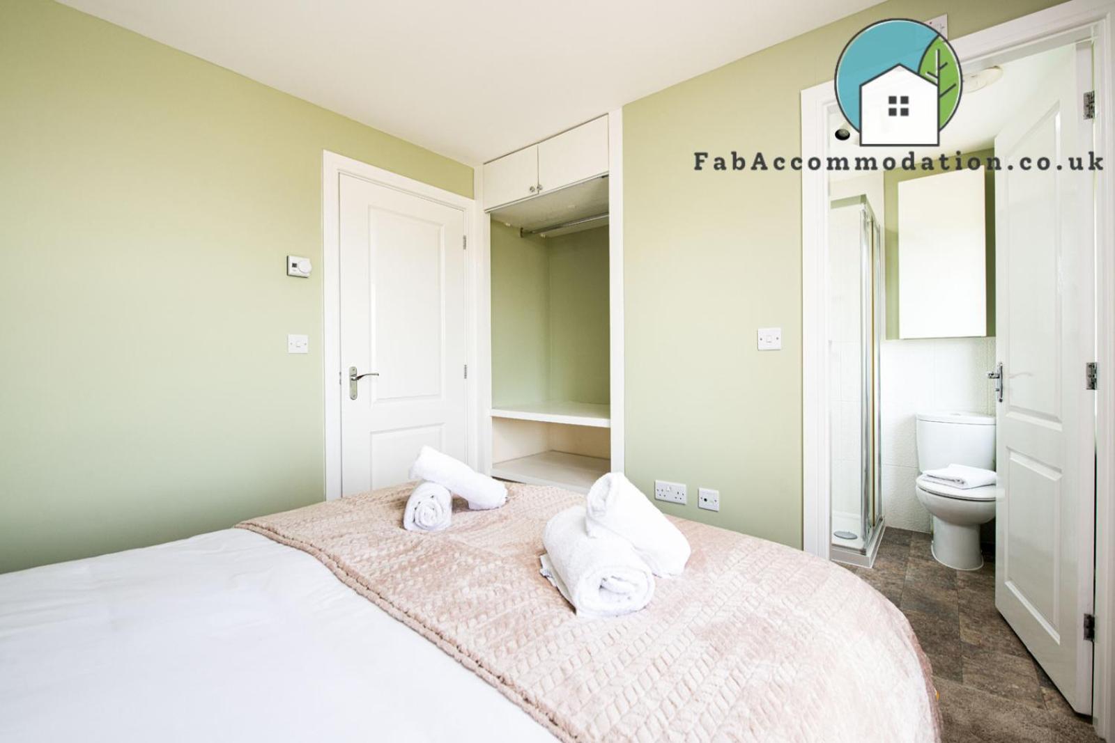 Large 3bed-parking & Garden-by Fabaccommodation Holiday home Bristol