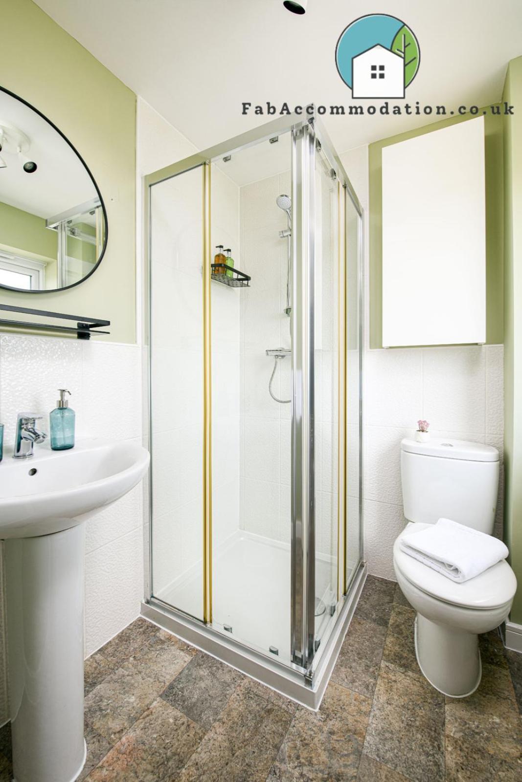 Large 3bed-parking & Garden-by Fabaccommodation *