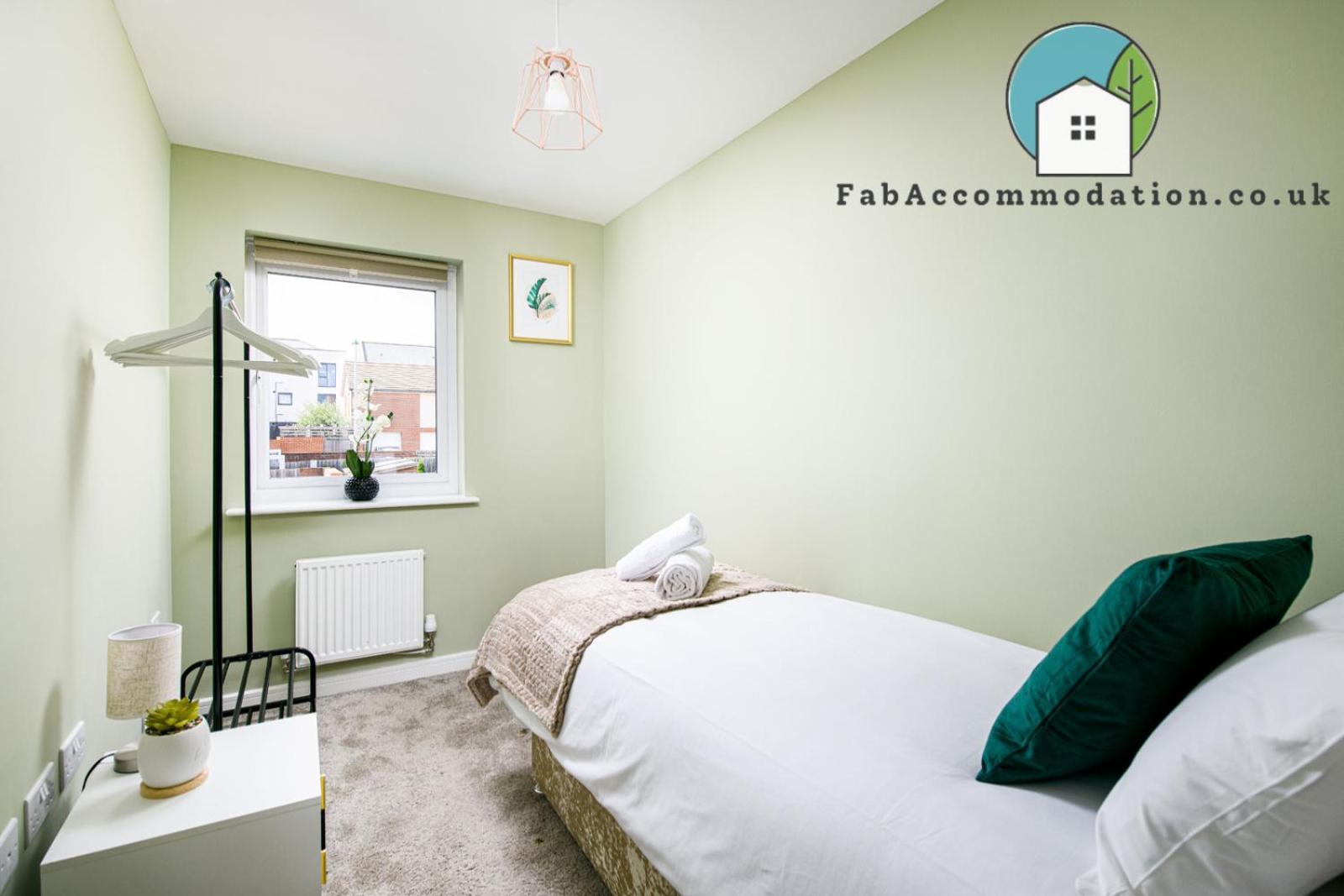 Large 3bed-parking & Garden-by Fabaccommodation