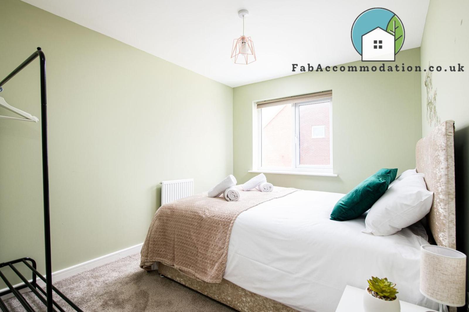 Large 3bed-parking & Garden-by Fabaccommodation Holiday home *