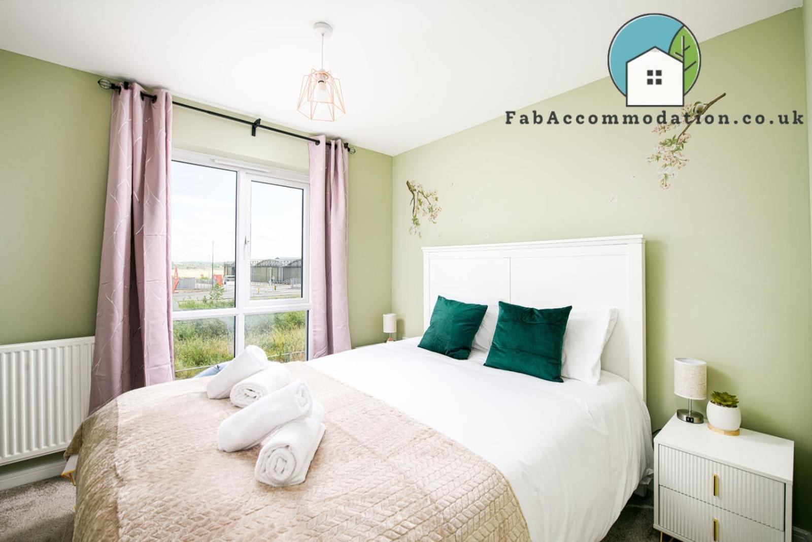 Holiday home Large 3bed-parking & Garden-by Fabaccommodation
