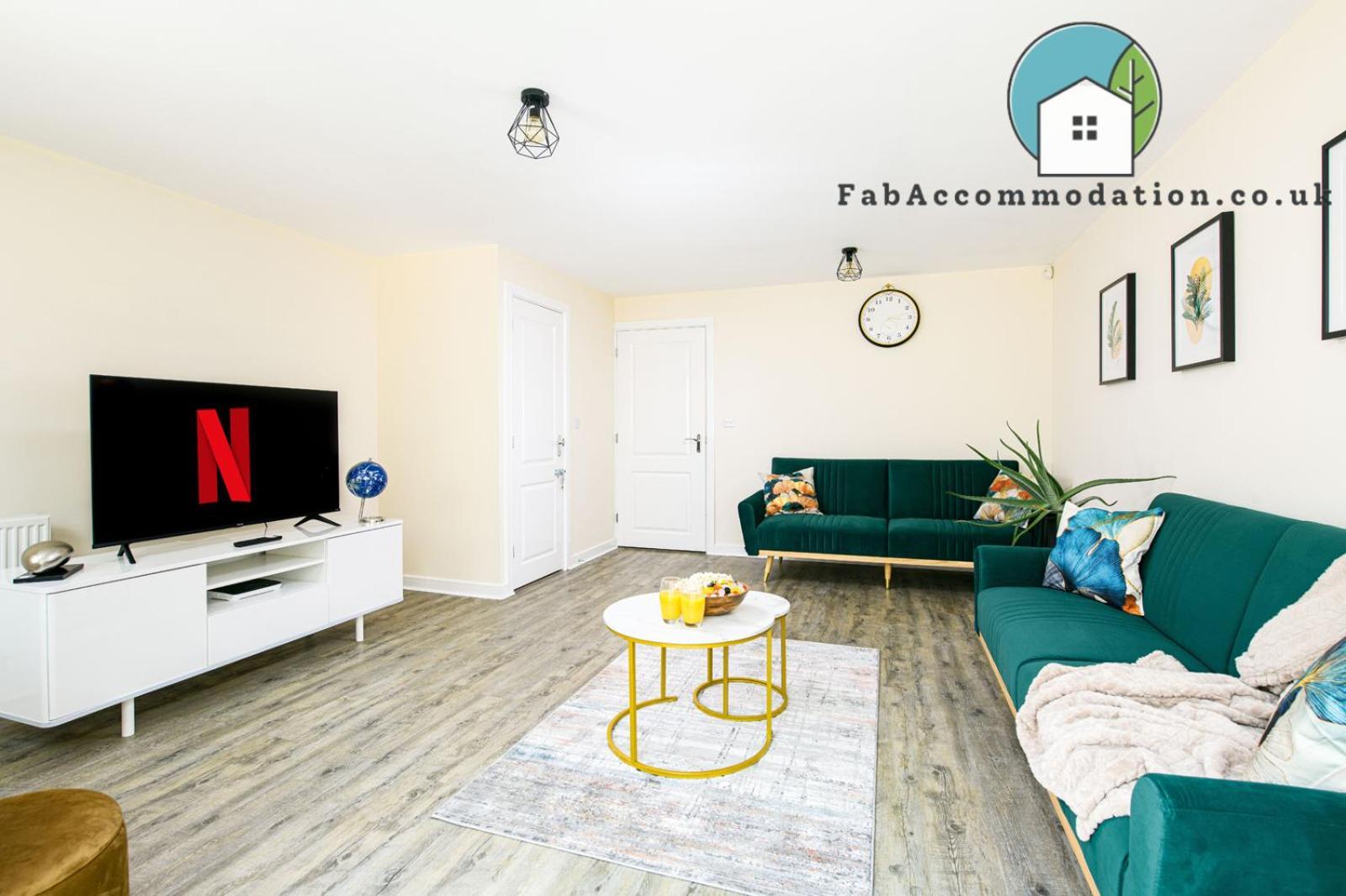 Large 3bed-parking & Garden-by Fabaccommodation Holiday home