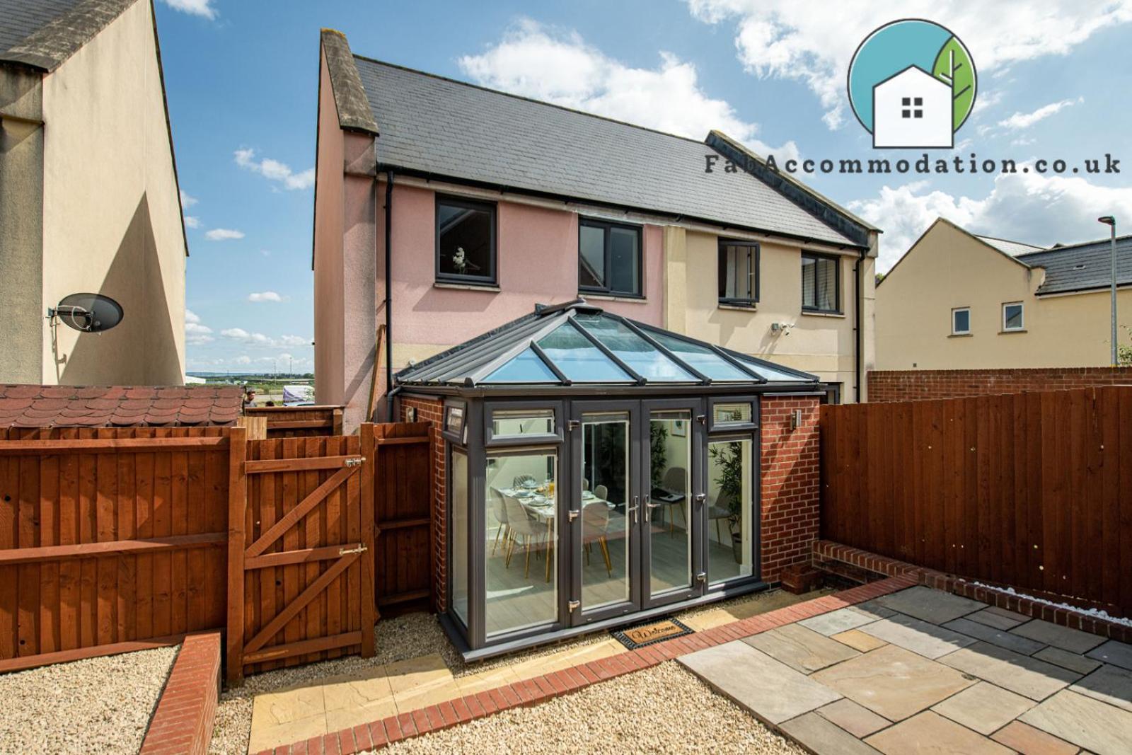 Holiday home Large 3bed-parking & Garden-by Fabaccommodation