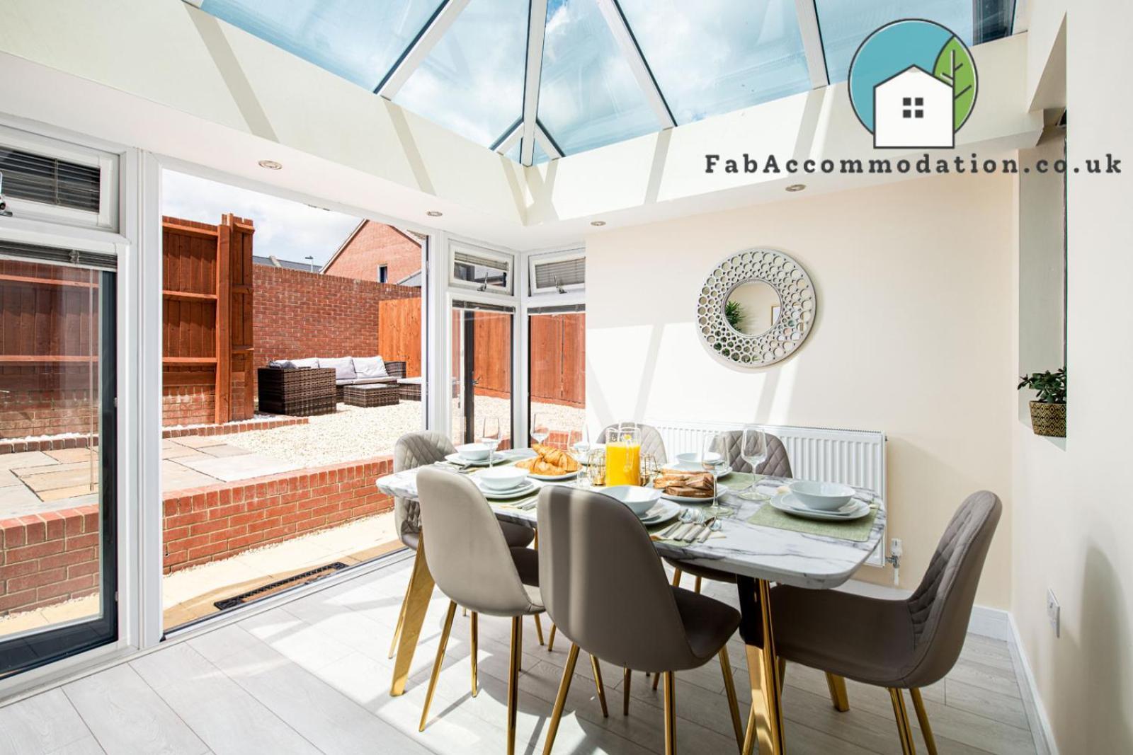 Large 3bed-parking & Garden-by Fabaccommodation Holiday home Bristol