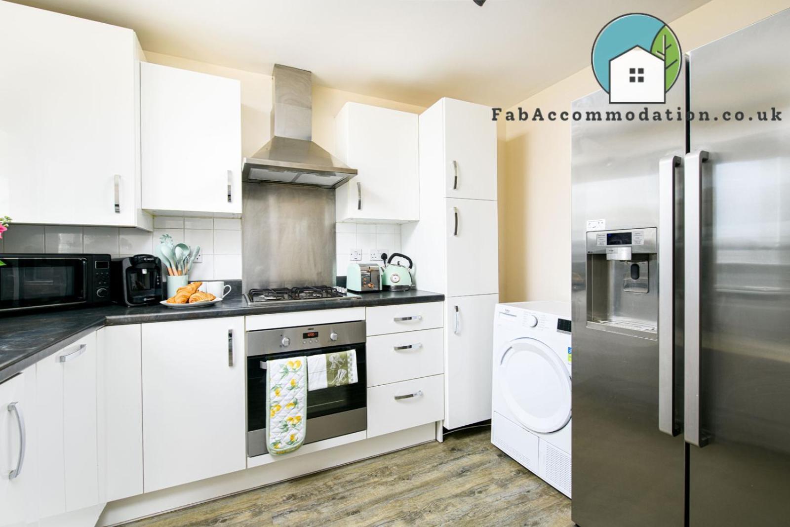 Holiday home Large 3bed-parking & Garden-by Fabaccommodation *