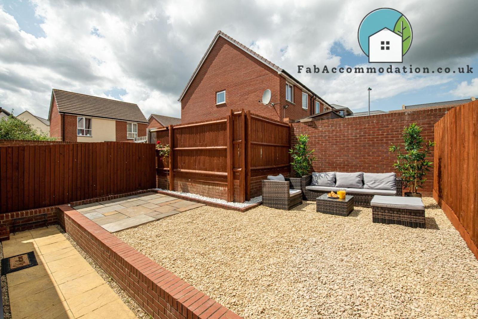 Large 3bed-parking & Garden-by Fabaccommodation Holiday home